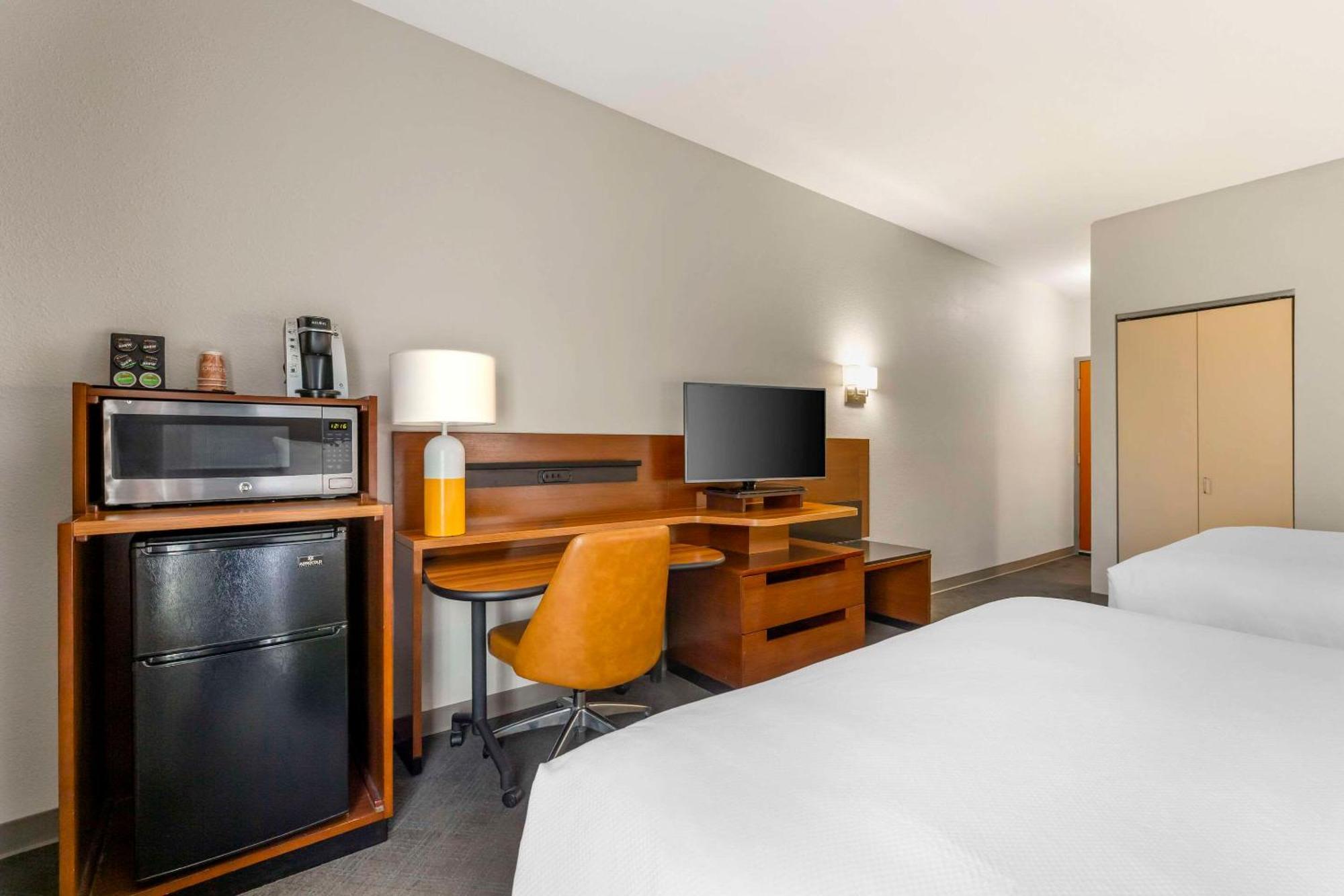 Hotel Comfort & South Akron